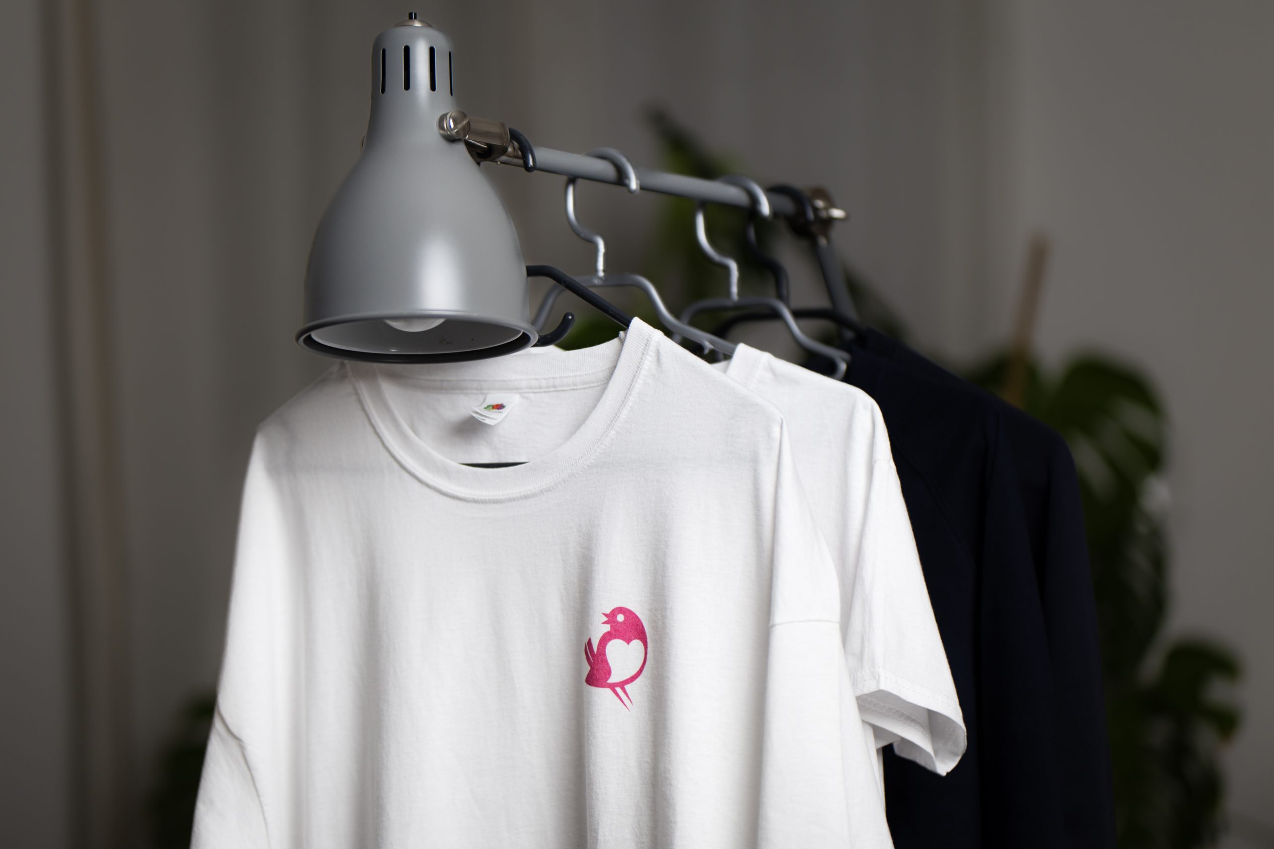 T-Shirt "REGINA" (unisex) – Bild 2